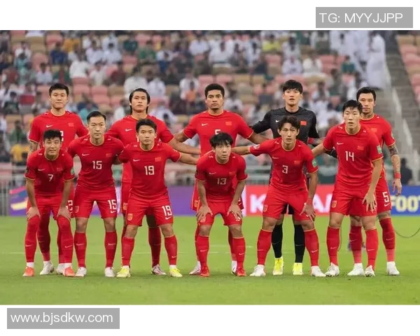 冬季足球赛季：球星在寒冬中激战，展现不屈精神与极致技巧