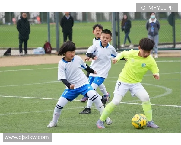 小孩遇见足球球星的激动瞬间:偶像见面会带来的快乐与惊喜 小孩遇见足球球星的激动瞬间:偶像见面会带来的快乐与惊喜