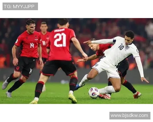 球星在激烈对抗中意外摔倒，镜头捕捉瞬间引发球迷热议