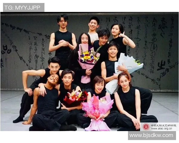 球星足球与西藏传统舞蹈碰撞文化火花 展现跨界艺术的独特魅力