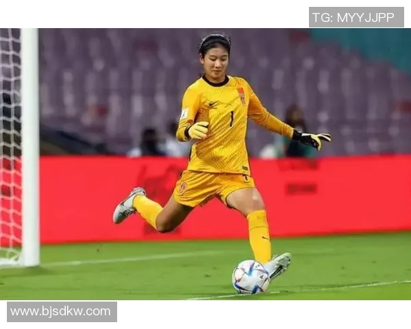 足球守门员女星风采展现 强力守门技术与魅力并存