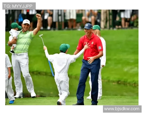 足球球星父子温情日常展现运动精神与亲情交融瞬间 足球球星父子温情日常展现运动精神与亲情交融瞬间