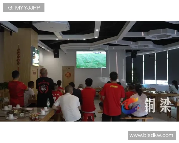 足球球星赛场激情瞬间意外捡球引发观众热烈欢呼